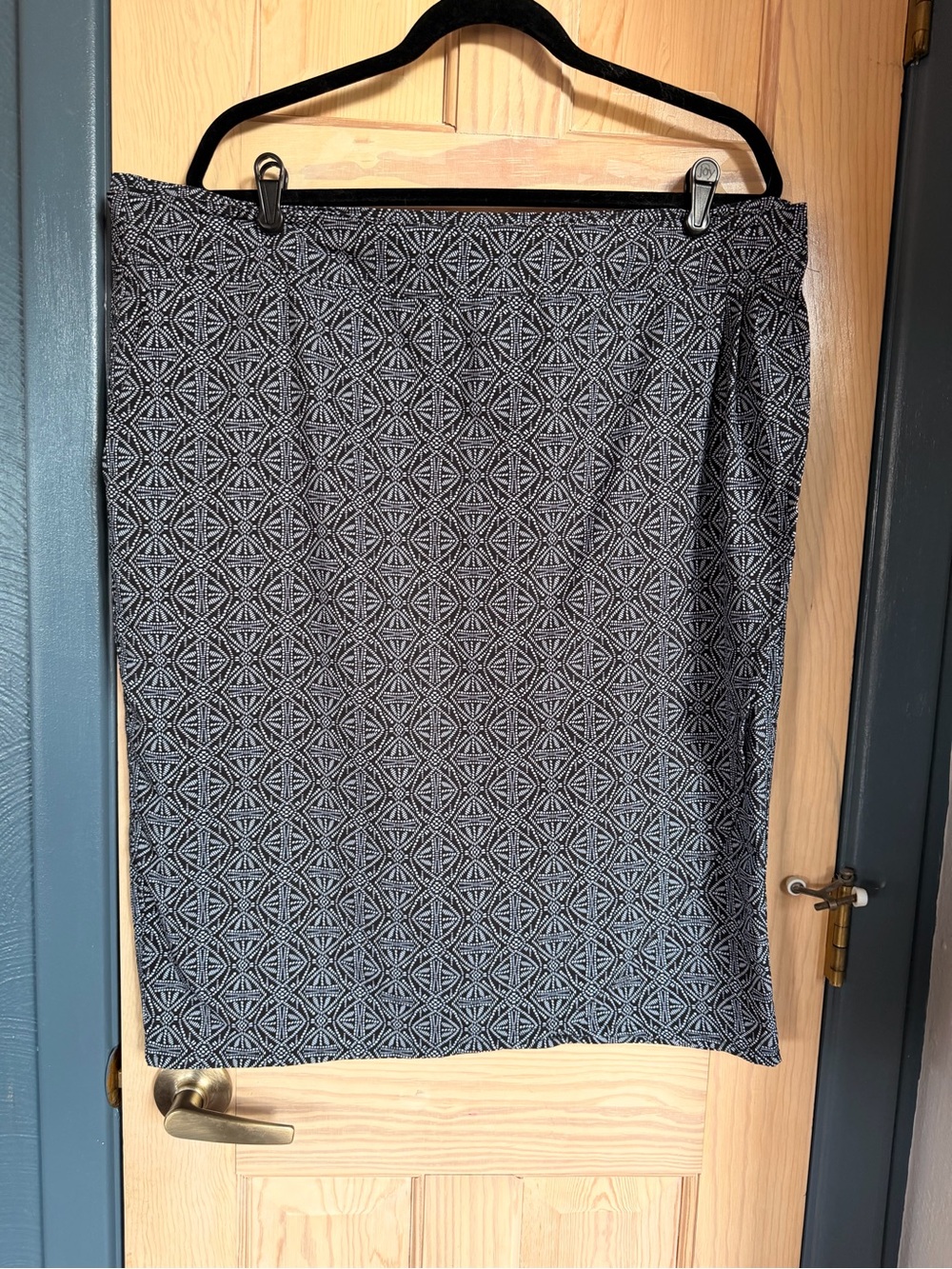 Ripskirt Hawaii Black & White Geometric Pencil Skirt
